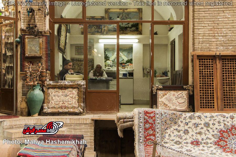 حاج محمود اسدی فروشنده فرش دستباف در تیمچه امین‌الدوله بازار کاشان