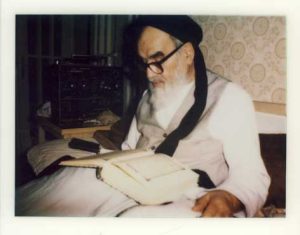 امام خمینی در حال مطالعه قرآن