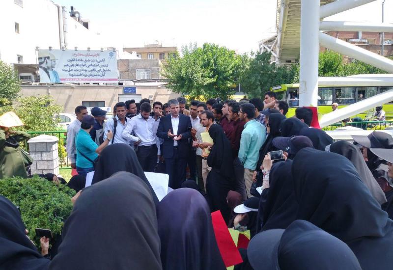 حضور ساداتی‌نژاد در تجمع معلمان خرید خدمت مقابل مجلس
