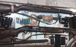 سلاح و ادوات به دست آمده از شکارچیان متخلف در منطقه حفاظت‌شده قمصر و برزک