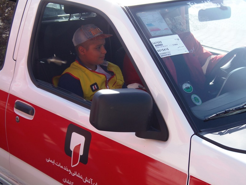 محمد طاها کودک سرطانی در خودرو آتش‌نشانی