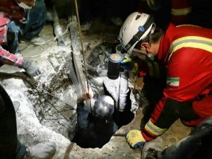 خروج چاه‌کن گرفتار در عمق چاه توسط آتش‌نشانان کاشان