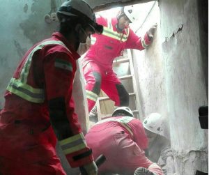 نجات کارگر گرفتار شده زیر آوار