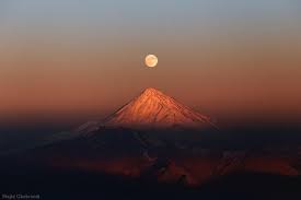 عکس مقارنه ماه با دماوند اثر مجید قهرودی
