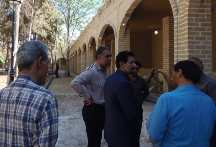 شهردار کاشان در حال بازدید از عملیات عمرانی فرهنگ‌سرای فیض