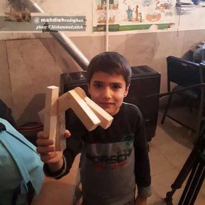 اسباب‌بازی توسط کودک وادقانی با کمک گروه چکش سبز