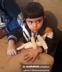 اسباب‌بازی توسط کودک وادقانی با کمک گروه چکش سبز