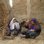 زنان گیوه‌چین نشلجی در حال نخ‌ریسی