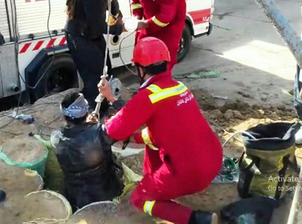 نجات چاه‌کن ۳۰ ساله توسط آتش‌نشانی کاشان