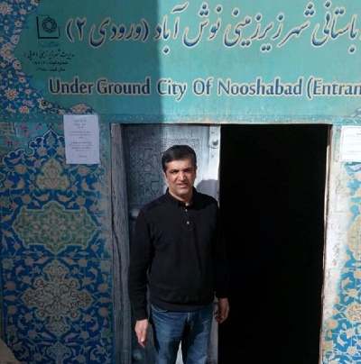 حسن محمودی در ورودی شهر زیر زمینی نوش‌آباد