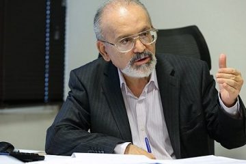 دکتر محمدحسین ادیب استاد اقتصاد دانشگاه اصفهان