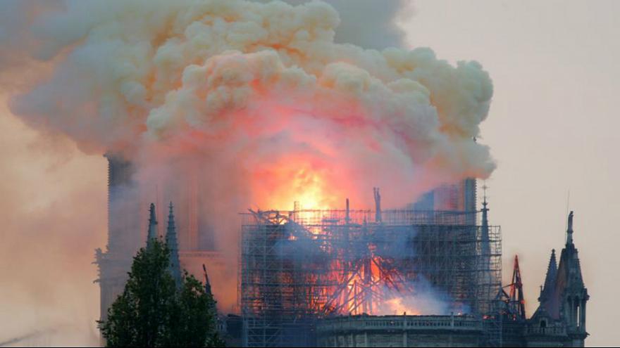 کلیسای نوتردام پاریس در آتش
