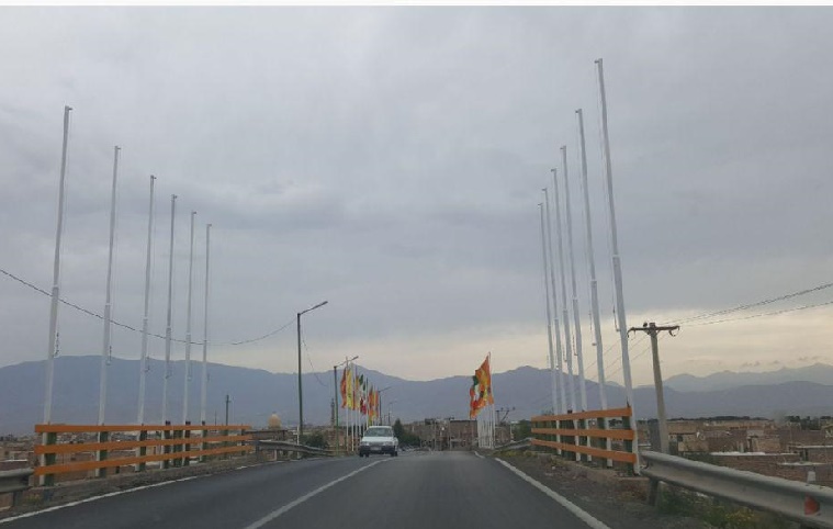 حذف پرچم‌های تشریفات شهرداری آران و بیدگل از پل خیابان کارگر