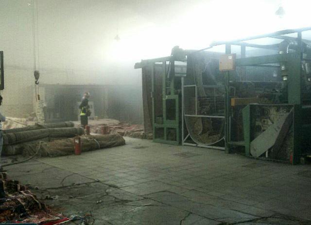 مهار آتش‌سوزی در کارخانه قالی در جاده راوند