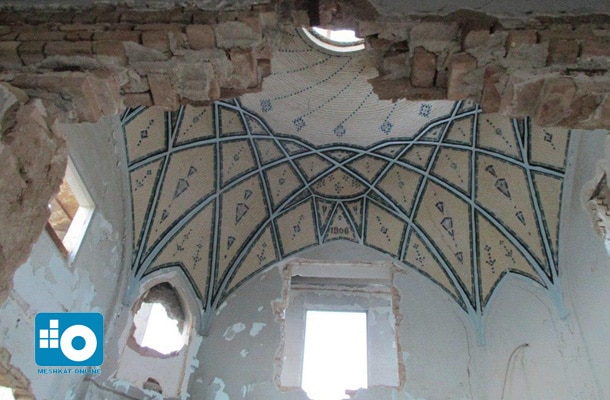 نمای سقف زیبای دفتر ارباب تفضلی در آستانه تخریب