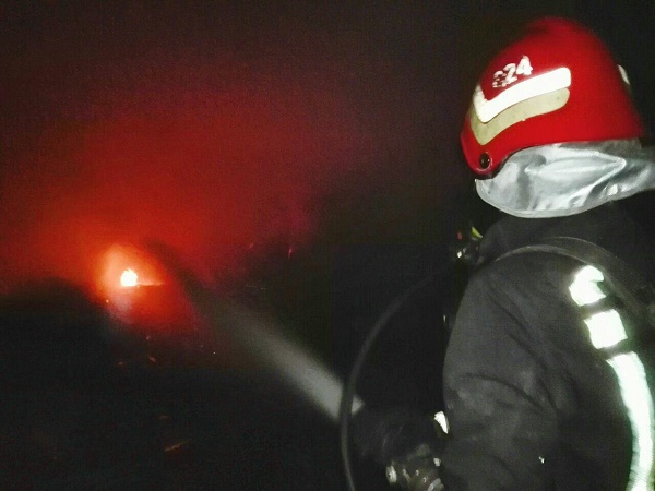 مهار آتش‌سوزی در یک انبار وسائل تزئینی منزل در کاشان