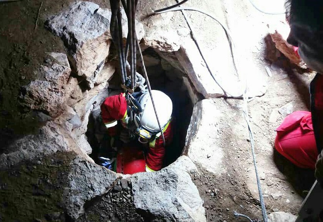 نجات جوان سقوط کرده در چاه قنات در جوشقان استرک کاشان