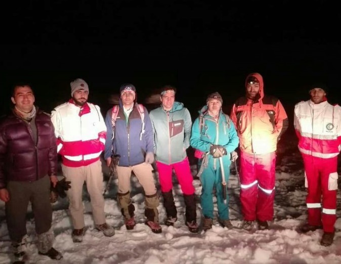 تیم واکنش سریع هلال احمر کاشان کوهنورد گم‌شده را یافته به آغوش خانواده برگرداندند