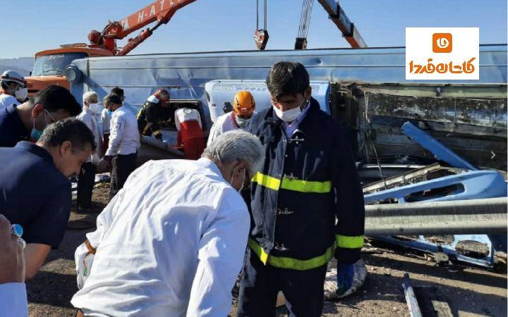 واژگونی اتوبوس مسافر تهران زاهدان در آزادراه قم کاشان
